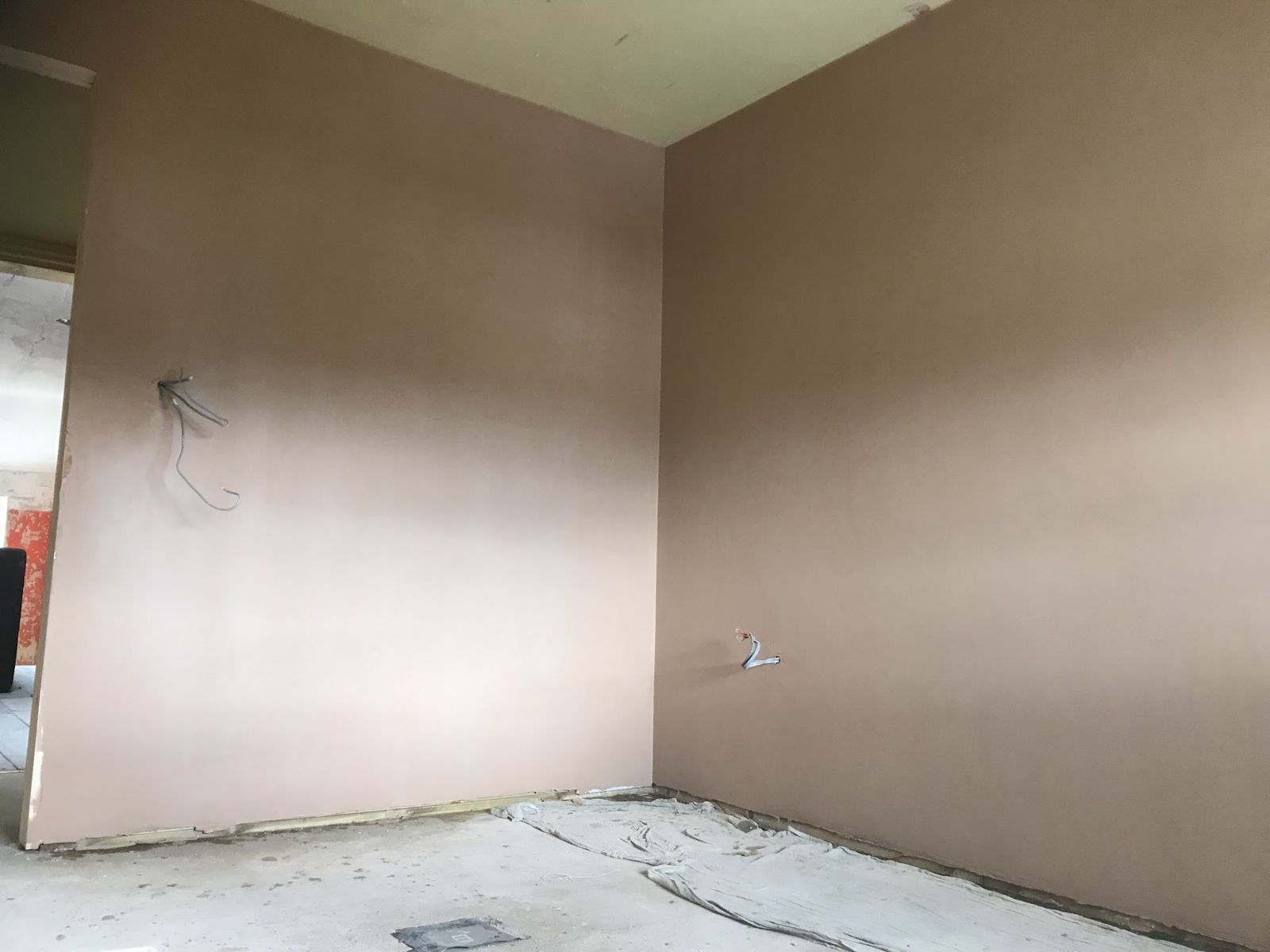 Freshly plastered walls in a large room